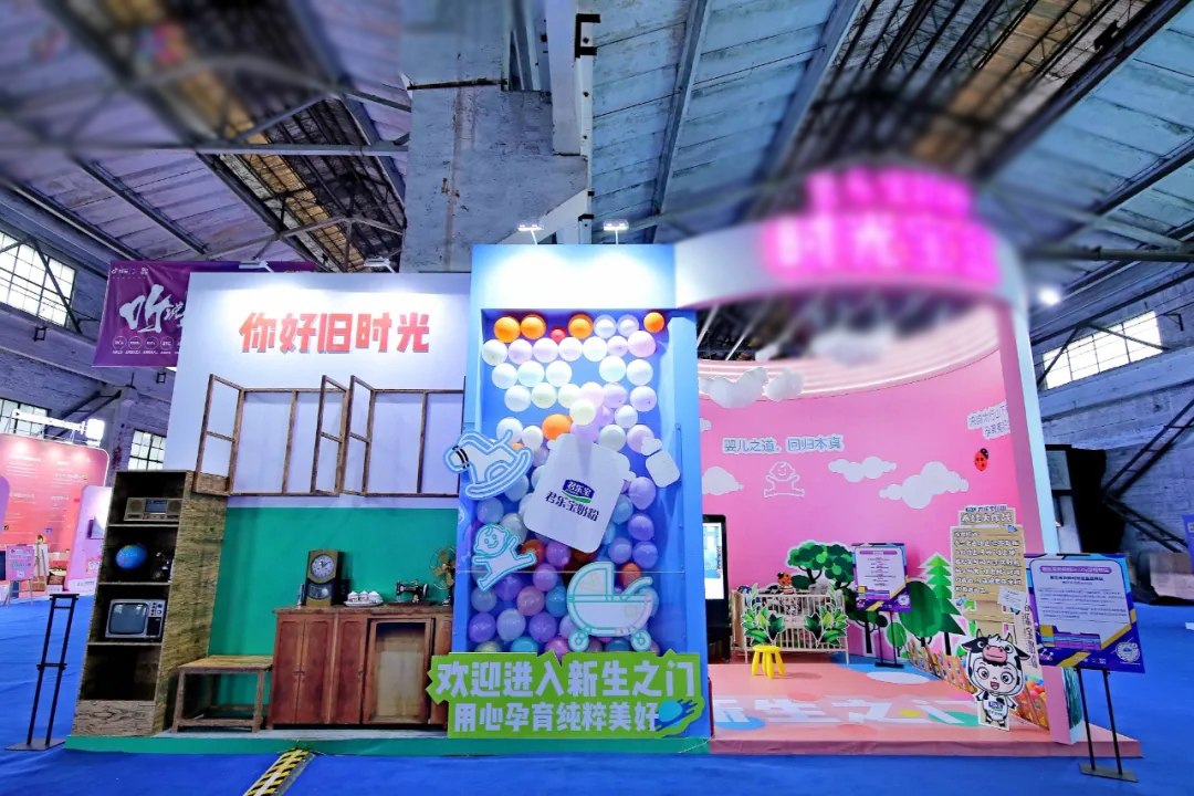 打造“时光宝盒”品牌概念馆，年轻人不仅可以通过老物件回忆童年，还能领取明信片和信纸，寄给未来的自己或者宝宝。走心的互动设计，快手推广加速了年轻人与品牌的情感共鸣。