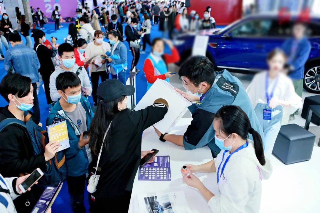 快手短视频和一汽红旗汽车品牌展馆打通了线上线下场景，线上观众可通过达人和经销商直播说车互动，线下还能直接体验充满科技感和未来感的驾驶室，把产品优势多维传递给年轻消费者。想要更加了解快手推广吗？