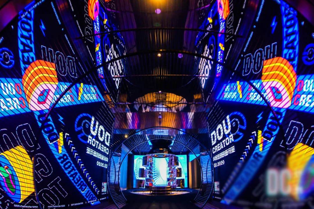 快手开户推广广告选择达人时不能只看粉丝量，因为“达人=人格魅力体+创作内容+持续运营”