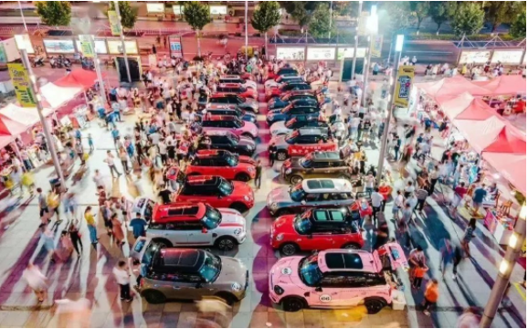 不难发现，以汽车后备箱为主题场景的小市集，正以不同形式在全国各地呈现。