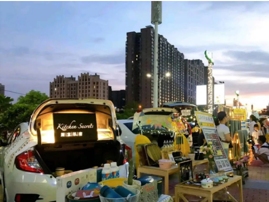 相比传统的店铺，更轻松、灵活的“后备箱集市”受到不少市民游客的青睐。