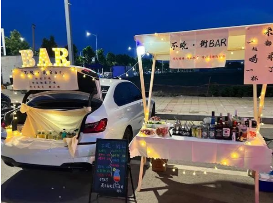 线上短视频+直播形成了良好的种草营销，线下打造特色主题文旅活动。