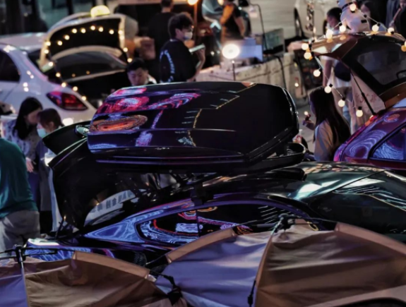 线上的赋能无疑是“后备箱经济”维稳和私域留存的抓手。