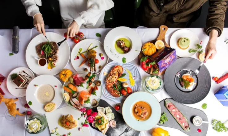 外卖的崛起干翻了食堂，而疫情反复，又将人们拉回了厨房。