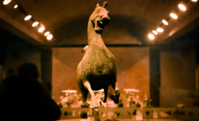 前者是珍藏于博物馆的东汉青铜器国宝级文物，而后者则是让甘肃疯狂踩缝纫机的丑萌玩偶。