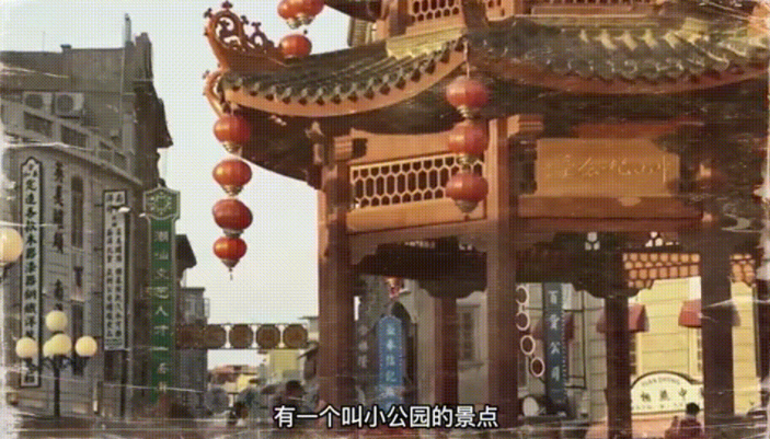 视频里，红砖墙上，大铄“复刻”了一副“复古”步行街街景画面