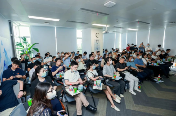 为了进一步挖掘大健康行业保健食品细分行业商业潜力，快手磁力引擎磁力学堂携手磁力引擎销售部在广州举办“One Talk 磁力一刻 保健食品行业专场培训交流会”。