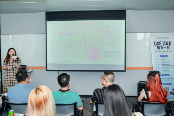 快手磁力引擎策划部吴怡带来《以健之名，磁力稳营》主题分享，向品牌主着重解析了快手磁力引擎保健食品行业生态