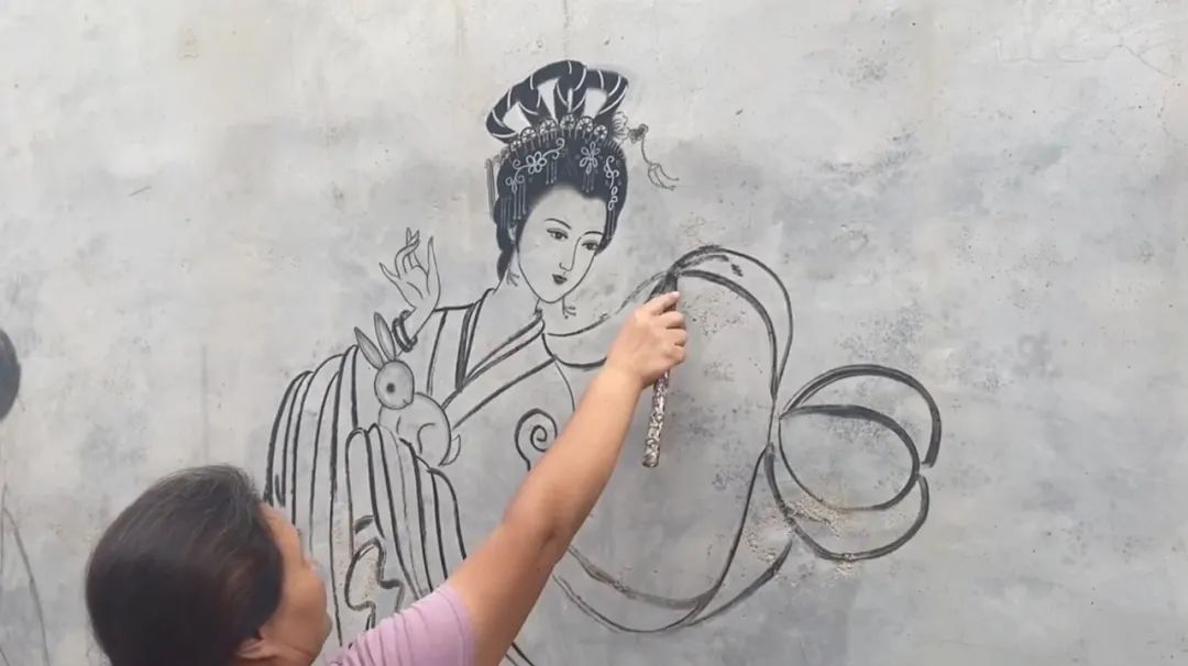 一根烧火棍，一面白墙，寥寥数笔，一个古风美人的形象就跃然“墙”上。