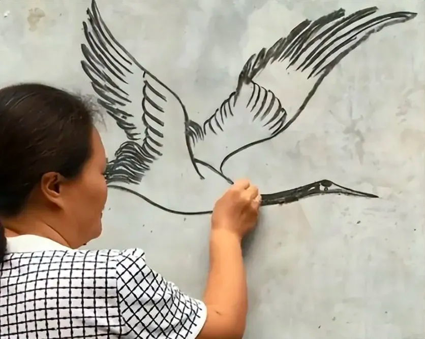 一根烧火棍，一面白墙，寥寥数笔，一个古风美人的形象就跃然“墙”上。