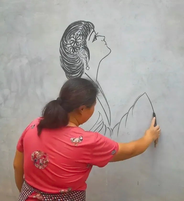 一根烧火棍，一面白墙，寥寥数笔，一个古风美人的形象就跃然“墙”上。