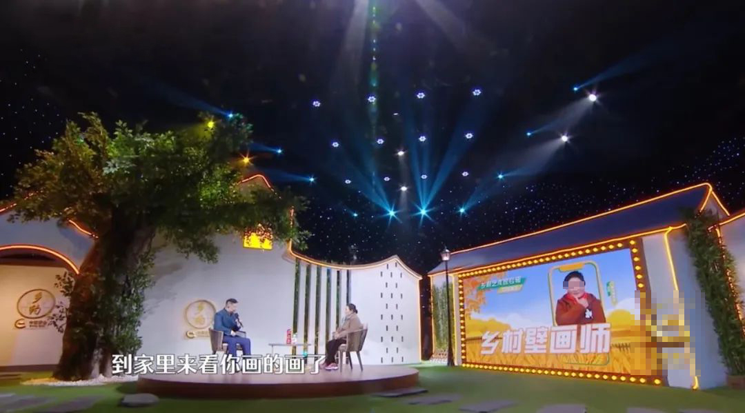 一根烧火棍，一面白墙，寥寥数笔，一个古风美人的形象就跃然“墙”上。