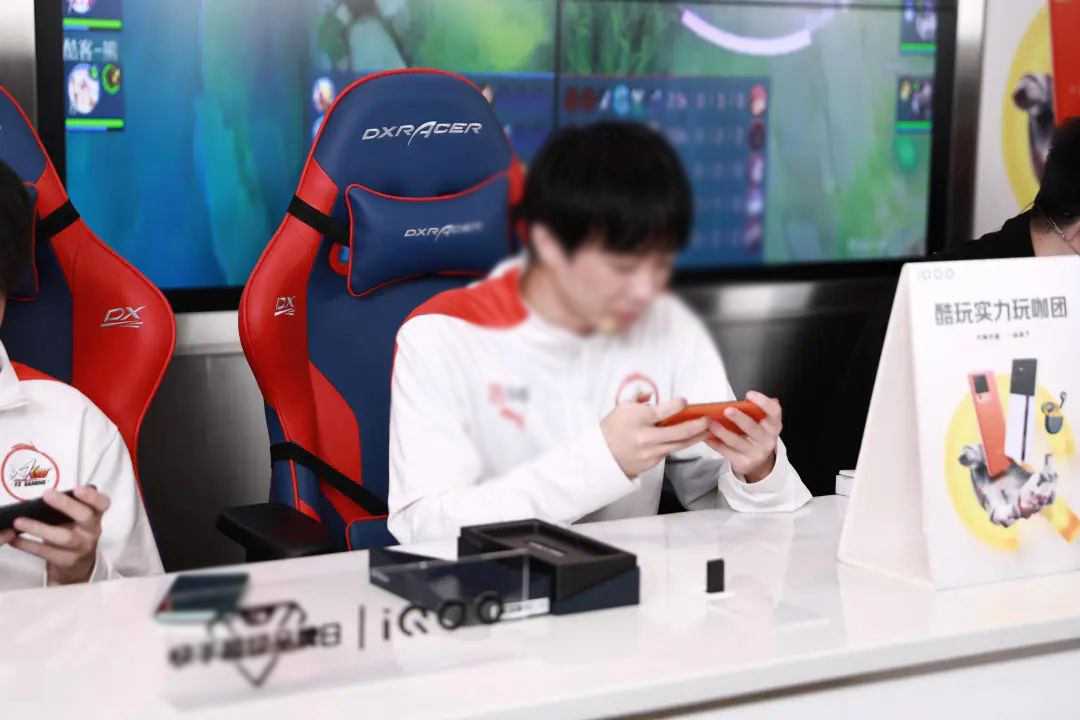 电竞选手直播用 iQOO 新品进行对战，受访者供图