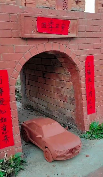 “我的家乡是我的创作土壤，我希望以这种新奇的方式，把家乡的泥塑文化传播出去。”