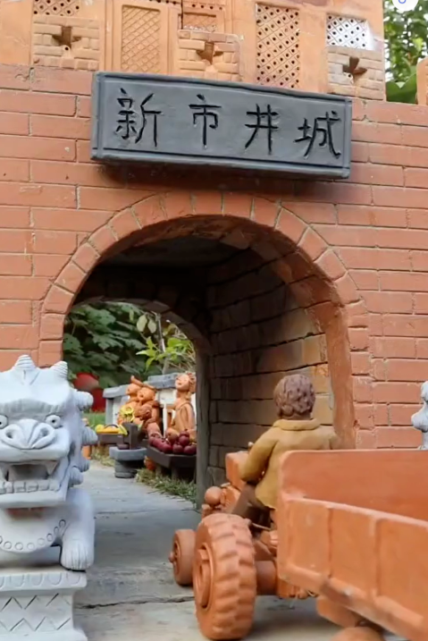 对于快手提出的新市井概念，泥巴哥十分认同，他用泥塑做的乡村小故事