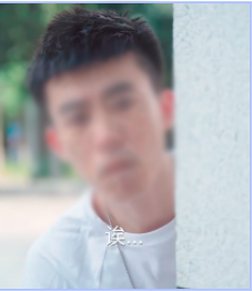 表现出偷偷摸摸地看，不想让当事人或其他人看到。从隐蔽的位置窥探，监视器不算