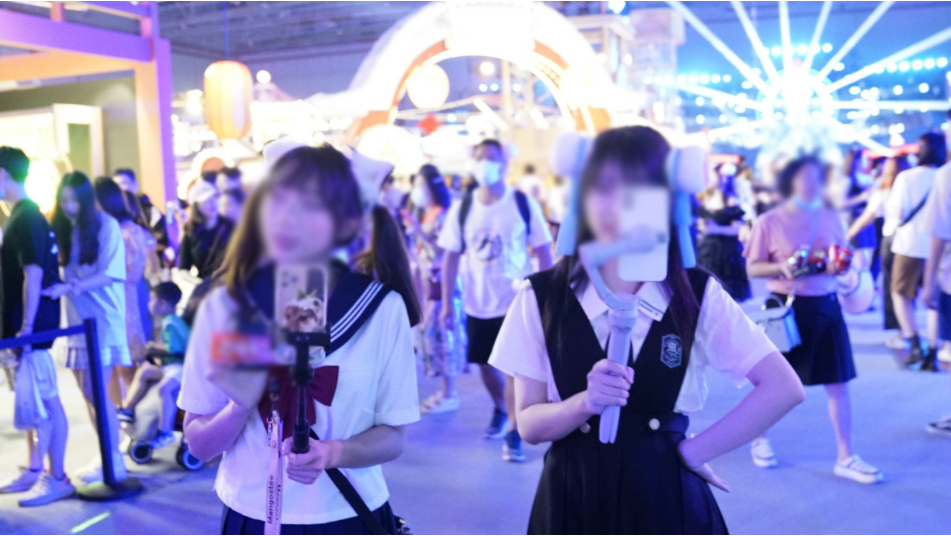 线下还汇聚了众多二次元达人现场参与,各式装扮的次元达人集结一堂,燃爆现场,解密寻宝突破圈层 线下还汇聚了众多二次元达人现场参与,各式装扮的次元达人集结一堂,燃爆现场,解密寻宝突破圈层