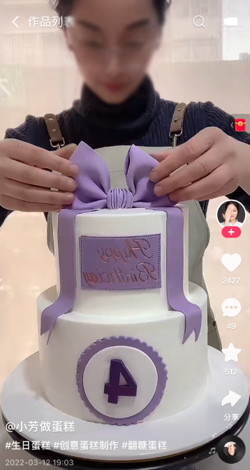 早在2019年10月份，小芳就在快手上面做起了直播，小芳说，当时正是自己压力最大的时候，想着能够在快手上认识一些陌生的朋友，和他们聊聊天，说说话，排遣一下心情，也正是通过直播，小芳有了一些粉丝的积累，正是这些粉丝，让她走过了最难的那段日子，现在想来，小芳依然很感谢快手。