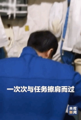 为“飞天”备战了24年10个月，56岁的现役首批航天员邓清明入选神十五乘组，“有过失落，也有过泪水，但我从来没有彷徨过，更没有放弃过。”