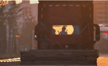 夕阳的光影中，小女孩在父亲的货车驾驶室里翩翩起舞，治愈了万千网友。“有爱才是家。”“希望在今后的生活中一帆风顺。”