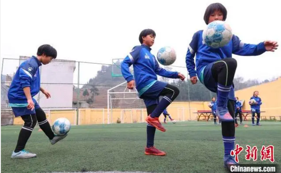 勇气不是从脑袋里生出，而是从脚下涌现的。在贵州的乡村小学，@元宝女足的教练和娃娃们让追风的翅膀长在心中，给了无数热爱足球的人信心。