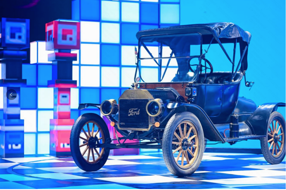 晚会以一段命名为“先睹为‘快’”的舞蹈开场，将狂欢夜的超燃氛围瞬间拉满。随即，一辆满载着汽车历史与文化、见证着全球汽车产业发展的福特T型老爷车亮相于舞台中央，据悉，这是全球首辆量产车，珍藏于北京老爷车博物馆，这也是其首次在博物馆以外的场地展出，活动更是特别邀请到了中国老爷车协会会长、被称为“中国老爷车第一人”的雒文友亲临现场，为直播间老铁进行详细讲解，充分满足线上更广大的车迷用户了解汽车发展历史的好奇与需求。