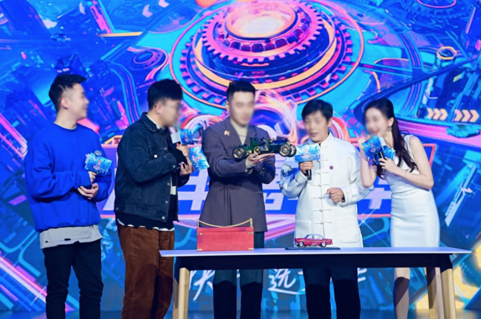 晚会同时邀请到车圈头部达人“玩车小虎队”、“小西西要超车”等担任汽车推荐官，带领直播间用户轻松愉悦地感受车型文化背景及趣闻轶事，并进行全方位的讲解和感受分享。现场穿插的游戏环节和每隔十分钟就会开启一轮的红包抽奖更是不断推高直播间的互动热潮，点燃车迷的嗨点。