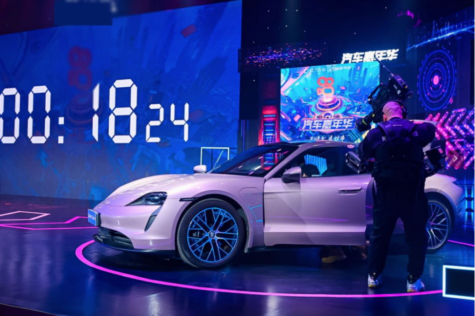 除了有趣好玩的互动，不少品牌和经销商的参与，也让这场汽车狂欢夜更具看点。保时捷旗下第一款纯电动车型“保时捷taycan”也在这个舞台上做了展出，让大家感受到未来汽车设计的更具人性化、体验感与科技感。