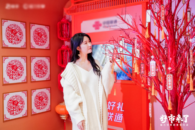 新春承载着每个人对家的向往和对彼此的期盼与祝愿，拍一张全家福照片，记录亲朋好友团聚瞬间和温情故事同样是春节的重要活动之一。