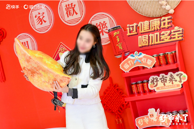 中国饮食文化历史悠久、博大精深，全家人在春节一起吃团圆饭是中国人过年的重头戏。“好市筷来”聚焦美食主题，观众在现场可以与巨型水饺、醋等春节餐桌经典场景，一起凹造型组成“新春最佳拍档”，拍照打卡留念，同时参与趣味夹饺子抱枕游戏“饺”个朋友，以全新的互动体验玩法，感受新春逛庙会的乐趣。