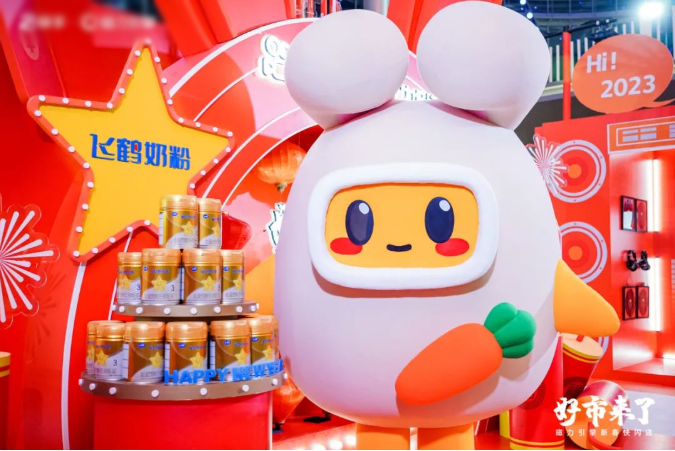 提到过年期间的传统民俗活动，买年货、放烟花、看舞狮等必不可少。位于快闪店中心的“好市灯场”和“好市制造厂”，还特别带来整点放烟花、整点兔吉祥、整点来舞狮、整点送年货活动，通过放烟花、小快兔年人偶与观众拍照互动、非遗舞狮近距离表演，以及发放快手和品牌联名的年货礼品等互动玩法，营造出吉祥喜庆的浓浓年味儿。