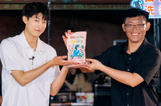 “立白洗衣摊”现场实时接单,承接大家的洗衣需求 “立白洗衣摊”现场实时接单,承接大家的洗衣需求