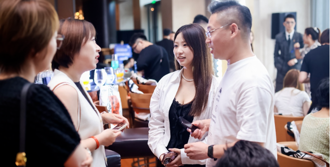 多家服饰行业客户与嘉宾现场进行沟通交流