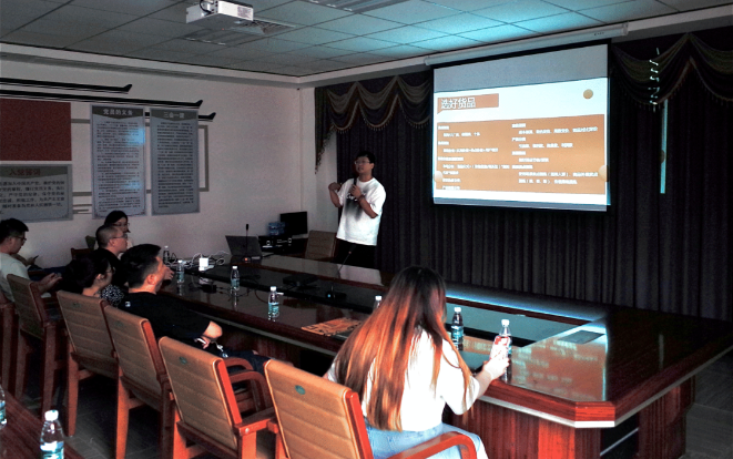 快手广告行业运营专家在给各位商家分享活动玩法详情及助力快手生意提升的技能